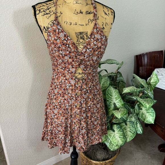 Skylar + Madison Floral Halter Dress with Front Cutout - Size L Juniors - Picture 1 of 6